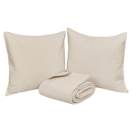 Dessus de lit ivoire avec taies d’oreiller assorties dans une chambre de la résidence Les Compositeurs, créant une ambiance douce, lumineuse et raffinée.