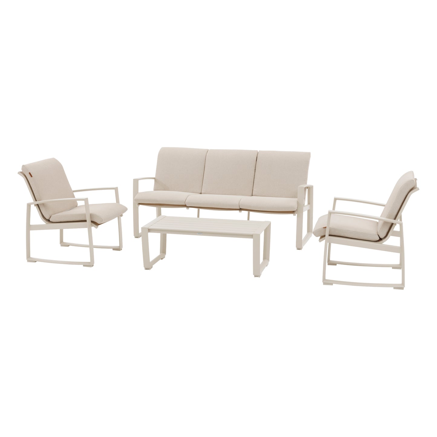 Salon de jardin blanc composé d’un canapé, de deux fauteuils et d’une table basse, sélectionné par Les Compositeurs pour créer un espace extérieur élégant, confortable et prêt à vivre sur une terrasse ou un balcon.