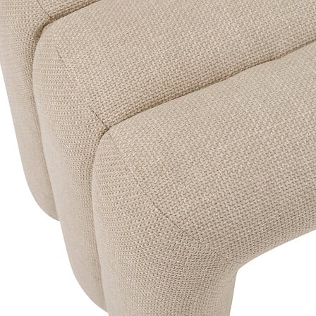 Banc en tissu beige aux formes arrondies
