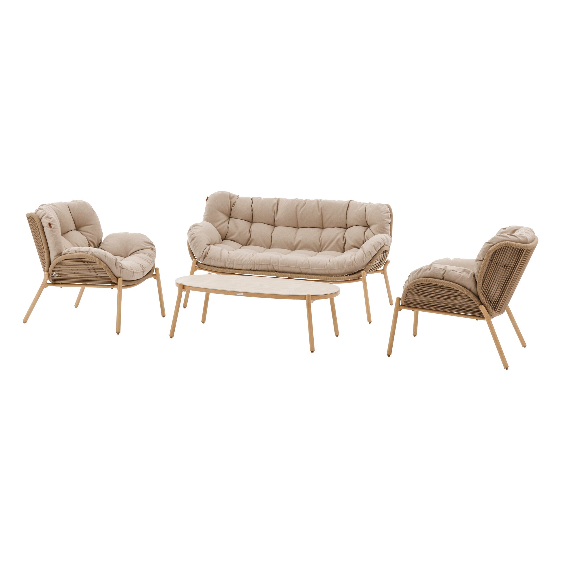 Ensemble de mobilier de détente pour terrasse comprenant un canapé, deux fauteuils et une table basse, sélectionné par Les Compositeurs pour créer un espace extérieur confortable, personnalisé et prêt à vivre.